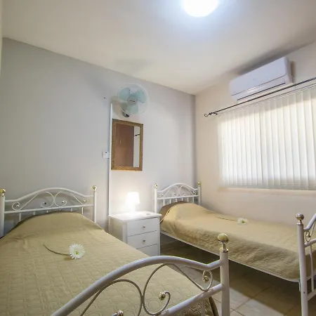 Laura's Two Bedroom Central 아이아 나파